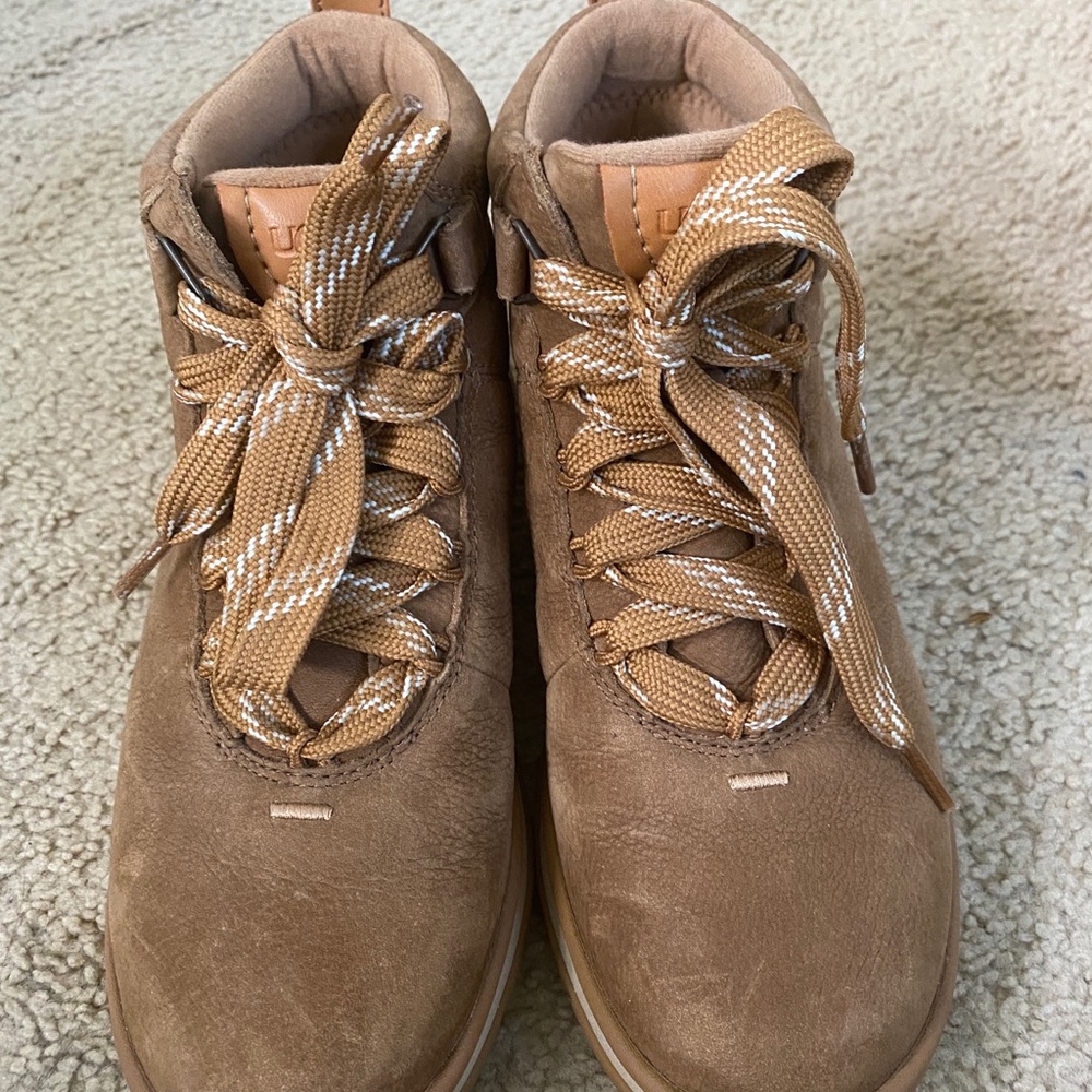 UGG size 8 Lakesider Ankle excellent shape, worn once geniuine leather cozy!